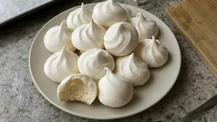 Baiser selber machen: So gelingt dir stabiler, glänzender Eischnee zum Spritzen und Trocknen