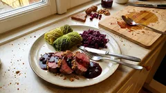 Rehrücken rosa mit Lebkuchen-Nuss-Kruste – dazu Kastanien-Wirsingwickerl