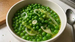 Erbsengemüse wie im Frühling: mit Butter, Schalotte und kurz geschmortem Römersalat