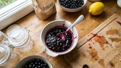 Schwarze Johannisbeerkonfitüre wie früher – mit Zitronensaft und Gelierzucker 1:1