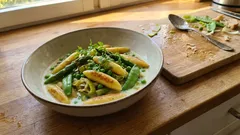 Knusprige Schupfnudelpfanne mit grünem Gemüse – in 25 Minuten auf dem Tisch