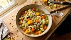 Bunte Weißkohl-Kürbis-Suppe mit weißen Bohnen – schnell, vegetarisch und sättigend