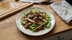 Maultaschensalat mit Champignons – warm oder kalt mit Walnussöl-Dressing