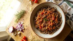 Gesunde Pasta-Bolognese: mageres Rinderhack, viel Gemüse und Vollkornnudeln