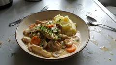 Cremiges Hähnchengeschnetzeltes mit saurer Sahne – schnell mit Kartoffelpüree