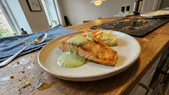 Lachs mit schaumiger Kräutersoße – so gelingt das Sonntagsgericht wie im Restaurant