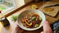 Knackiges Wokgemüse mit Glasnudeln und Rosenkohl – in 20 Minuten fertig