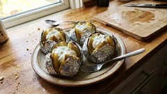 Ofenkartoffeln mit Kräuterquark: mit kurzem Vorkochen werden sie extra fluffig