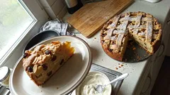 Apfelkuchen mit Rosinen und Mandeln – saftig dank Puddingpulver und Mürbeteig-Gitter