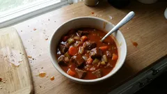 Rindergulasch wie aus dem Schmortopf: kräftig angebraten, langsam sämig geschmort