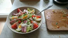 Chefsalat mit Ei und Joghurtdressing – schnell, sättigend und richtig frisch
