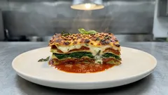 Vegetarische Tomaten-Spinat-Lasagne mit Béchamel – so wird sie schön saftig und schnittfest