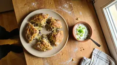 Handbrot wie vom Weihnachtsmarkt – mit Pilz-Käse-Füllung und Schnittlauch-Schmand