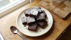 Saftige Walnuss-Schoko-Brownies mit Datteln – fudgy, nicht zu süß