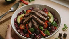 Salat mit Rinderstreifen: schnell angebraten, frisch mit Avocado und Radicchio