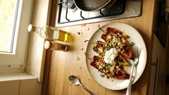 Gefüllte Spitzpaprika vom Grill – mit würzigem Putenhack, Kräutern und Kreuzkümmel