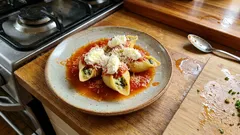 Gefüllte Conchiglie aus dem Ofen – mit Schafskäse, Oliven und Tomatensauce