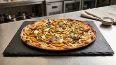 Herbstlicher Flammkuchen mit Kürbis & Ziegenfrischkäse – in 12 Minuten knusprig