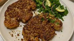 Blumenkohlsteaks aus dem Ofen – mit knuspriger Nuss-Ahorn-Kruste und Petersiliensalat