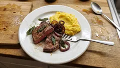 Kalbsleber mit Salbei und Zwiebeln – so bleibt sie innen zart rosa