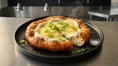 Lángos wie vom Weihnachtsmarkt: fluffig-knusprig mit Knoblauch, Schmand & Käse