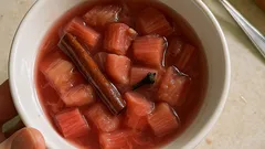 Rhabarberkompott mit Traubensaft – stückig, süß-säuerlich und gut vorzubereiten