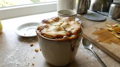 Apfelkuchen in der Tasse: so gelingt Mürbeteig direkt im Becher